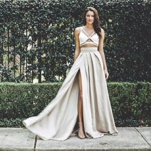 Luxurious satin maxi skirt with slit